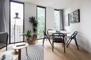 Luxury-Suite, 3 Schlafzimmer | Essbereich im Zimmer