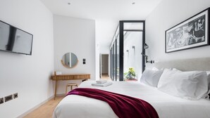 Luksussuite, 3 soverom, terrasse | Sengetøy av topp kvalitet, memory foam-senger og skrivebord