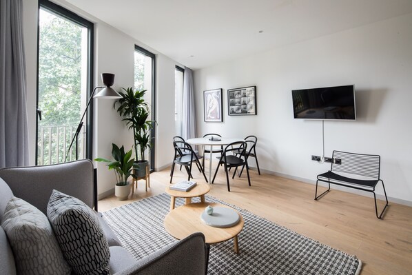 Luxury-Suite, 3 Schlafzimmer | Wohnbereich | Flachbildfernseher