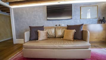 Deluxe Double Room, 1 King Bed with Sofa bed, Canal View (San Salvador) | Premium bedding, down comforters, pillowtop beds, minibar
