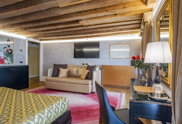 デラックス ダブルルーム キングベッド 1 台ソファーベッド付き カナルビュー (San Salvador) | 高級寝具、羽毛の掛け布団、ピロートップベッド、ミニバー