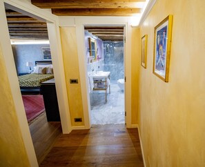 Deluxe Double Room, 1 King Bed with Sofa bed, Canal View (San Salvador) | Bathroom | Shower, rainfall showerhead, eco-friendly toiletries, hair dryer - EGO' Residence Venice (Venice)