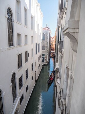 A narrow canal flanked by historic buildings with arched windows and balconies. - EGO' Residence Venice (Venice)