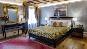 Deluxe Double Room, 1 Katil Raja (King) dengan Katil Sofa, Canal View (San Salvador) | Peralatan tempat tidur premium, gebar bulu kapas, tilam berlapik