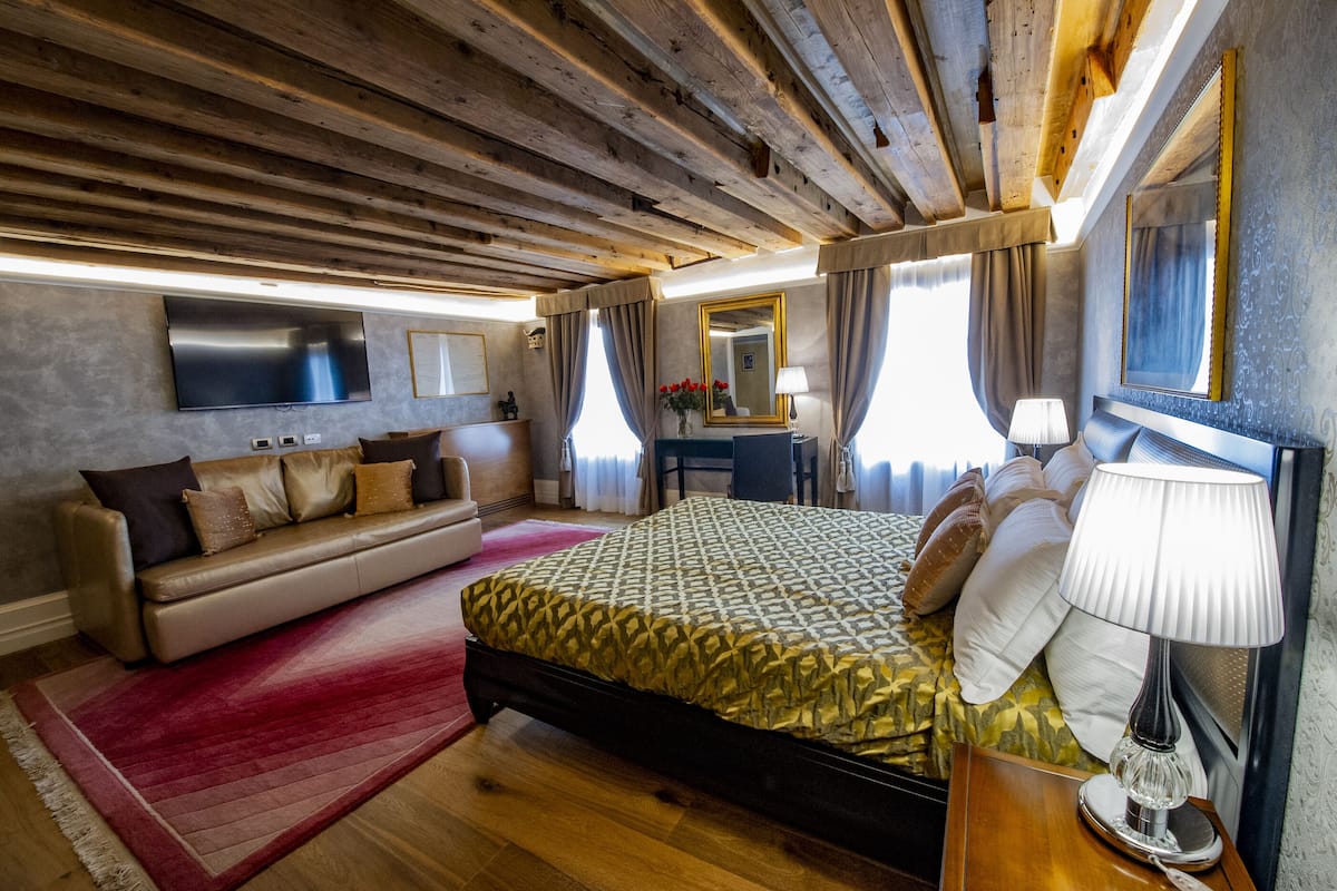 Deluxe tweepersoonskamer, 1 kingsize bed met slaapbank, uitzicht op kanaal (San Salvador) | Luxe beddengoed, donzen dekbedden, pillowtop-bedden, een minibar