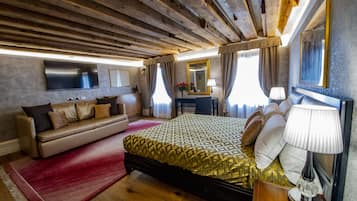 Deluxe Double Room, 1 King Bed with Sofa bed, Canal View (San Salvador)