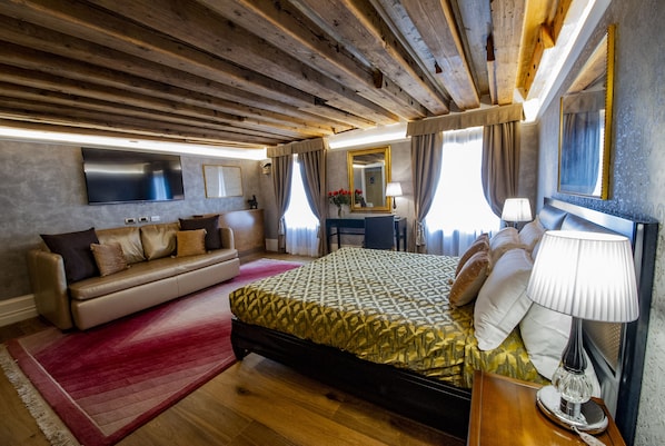 Deluxe-Doppelzimmer, 1 King-Bett und Schlafsofa, Kanalblick (San Salvador) | Hochwertige Bettwaren, Daunenbettdecken, Pillowtop-Betten, Minibar