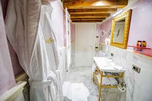 Quarto casal luxo, 1 cama King e sofá-cama, vista para o canal (San Salvador) | Banheiro | Chuveiro, chuveiro com efeito de chuva