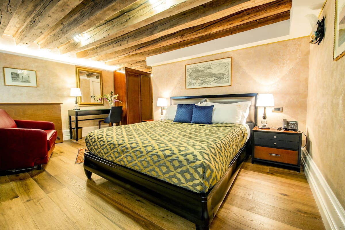 Superior tweepersoonskamer, uitzicht op kanaal (San Salvador) | Luxe beddengoed, donzen dekbedden, pillowtop-bedden, een minibar