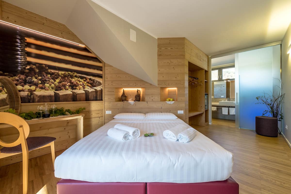 Junior Suite (Wine Passion) | 1 bedroom, minibar, individually decorated, individually furnished