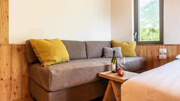 Elite Suite (Wellness) | Minibar, individually decorated, individually furnished, blackout drapes