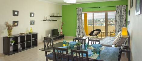 Appartamento, 2 camere da letto, balcone | Soggiorno | TV a schermo piatto