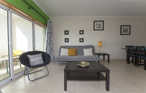 Apartamento, 2 habitaciones, balcón | Sala de estar | Una televisión de pantalla plana