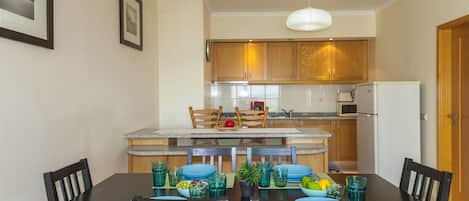 Apartamento, 2 quartos, sacada | Opções para refeição no quarto