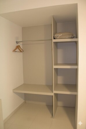 Een kluis op de kamer, een bureau, een strijkplank/strijkijzer