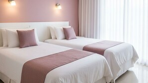 商 务四人房 | 客房内保险箱、办公桌、熨斗/熨板、免费 WiFi