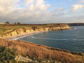 A coastal landscape with cliffs, a beach, and a clear sky. - A 2 steps from the GR34, a charming villa for resting! near the beach ! (Ploumoguer)