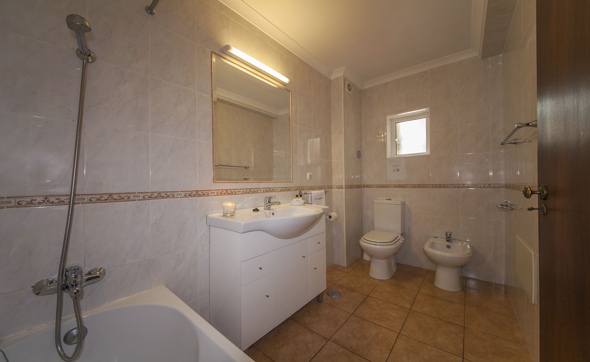 Une salle de bain équipée d’une baignoire, d’un lavabo, de toilettes et d’un bidet.