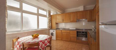 Appartement, 2 chambres, balcon | Restauration dans la chambre