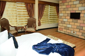 Desk, laptop workspace, free WiFi, bed sheets - LJ Grand Resort (Asaba)