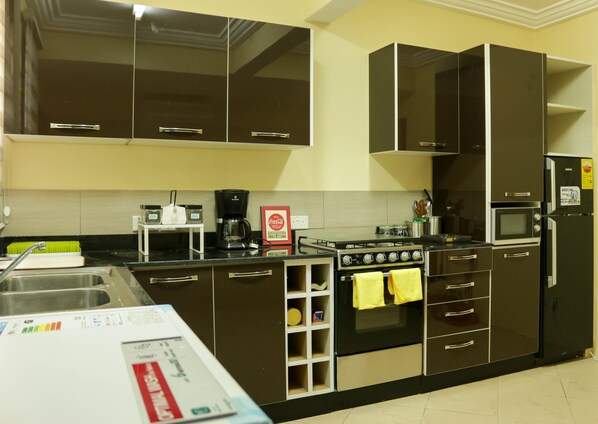 Kühlschrank, Mikrowelle, Ofen, Herdplatte