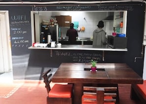 Oven, toaster, cookware/dishes/utensils - 82 Hostel Bogota (Bogotá)