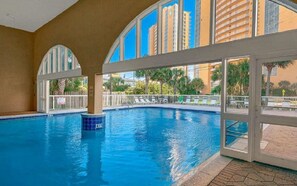 Inomhuspool och utomhuspool