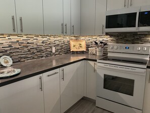 Réfrigérateur, four à micro-ondes, un four, surface de cuisson