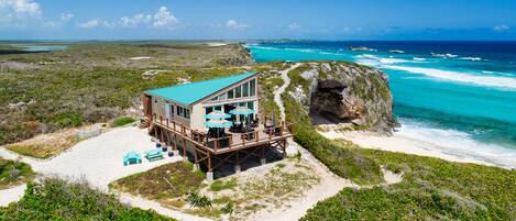 Playa en los alrededores, camastros y toallas de playa