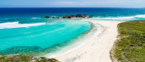 Playa en los alrededores y toallas de playa 