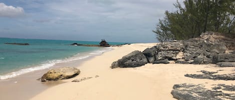 Una playa cerca, sillas reclinables de playa, toallas de playa