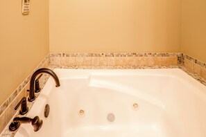 Ein Badezimmer mit einer Badewanne, einer Dusche und einer Toilette.