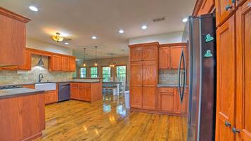 Fridge, microwave, stovetop, dishwasher