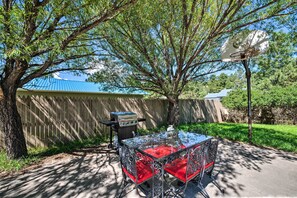 Outdoor dining - Ruidoso Home ~2 Mi to Links at Sierra Blanca! (Ruidoso)