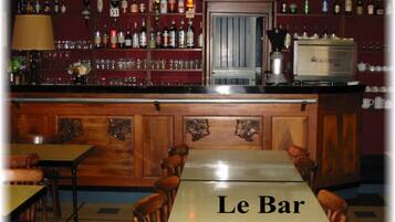 Bar (trong khuôn viên)