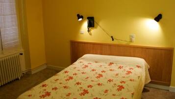 Phòng tiện nghi đơn giản | Trang trí khác biệt, trang bị nội thất với thiết kế riêng biệt, bàn