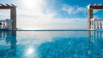 Een buitenzwembad, een verwarmd zwembad