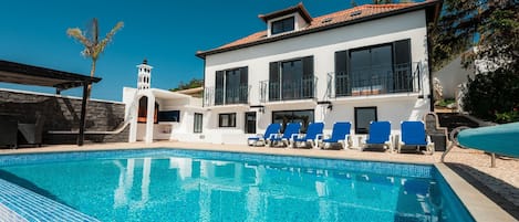 Piscina all'aperto, una piscina riscaldata