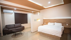 Luxury Room | Desk, laptop workspace, WiFi (free), bed sheets - Hotel Luna Caribe (Chetumal)
