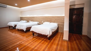 Luxury Triple Room | Desk, laptop workspace, WiFi (free), bed sheets - Hotel Luna Caribe (Chetumal)