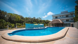 Outdoor pool, open 9:00 AM to 6:00 PM, pool umbrellas - Hotel Luna Caribe (Chetumal)