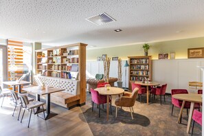 بوفيه فطور يوميًا بتكلفة قدرها (14.90 EUR للشخص)