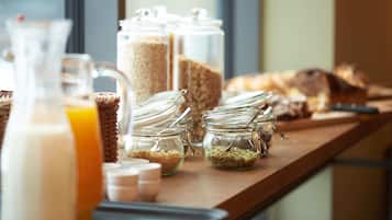 Sarapan prasmanan setiap hari dengan biaya tambahan