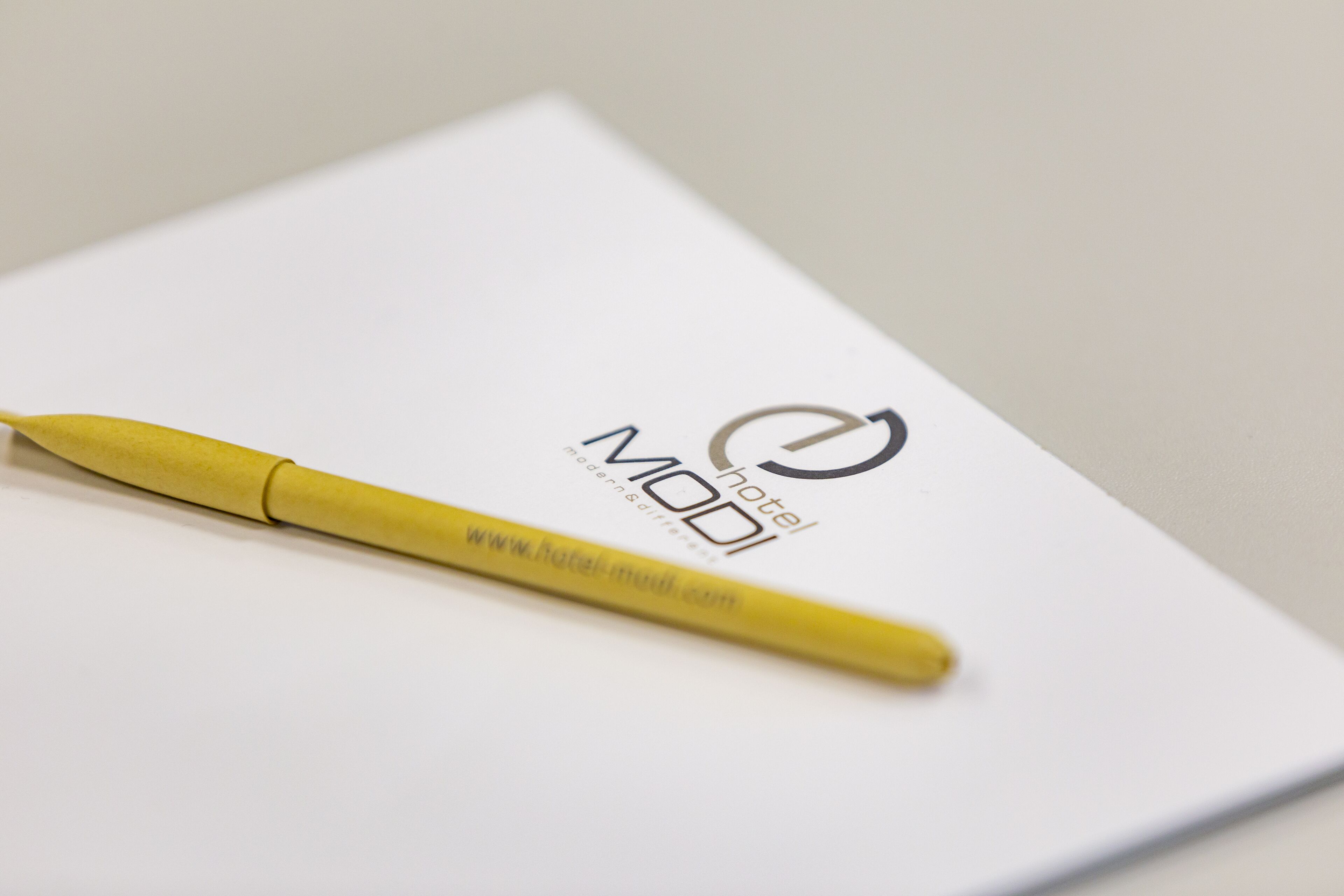 Een wit document met het MODI hotel logo en de website-URL.