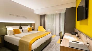 Kamar Double Comfort | Seprai premium, brankas, meja kerja, dan ruang kerja ramah laptop