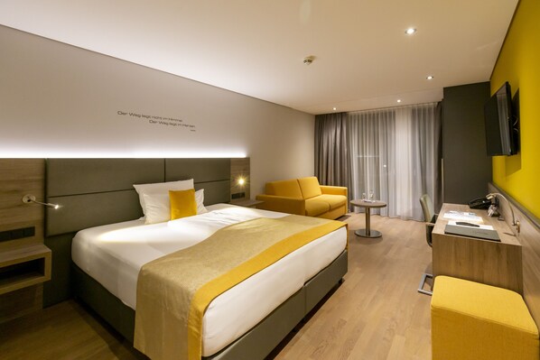 غرفة سوبيريور مزدوجة | أغطية فراش متميزة وخزنة داخل الغرفة ومكتب ومساحة عمل للكمبيوتر المحمول