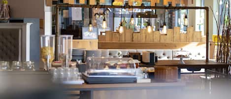 Tägliches Frühstücksbuffet (14.90 EUR pro Person)