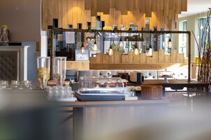 Desayuno buffet diario (EUR 14.90 por persona)