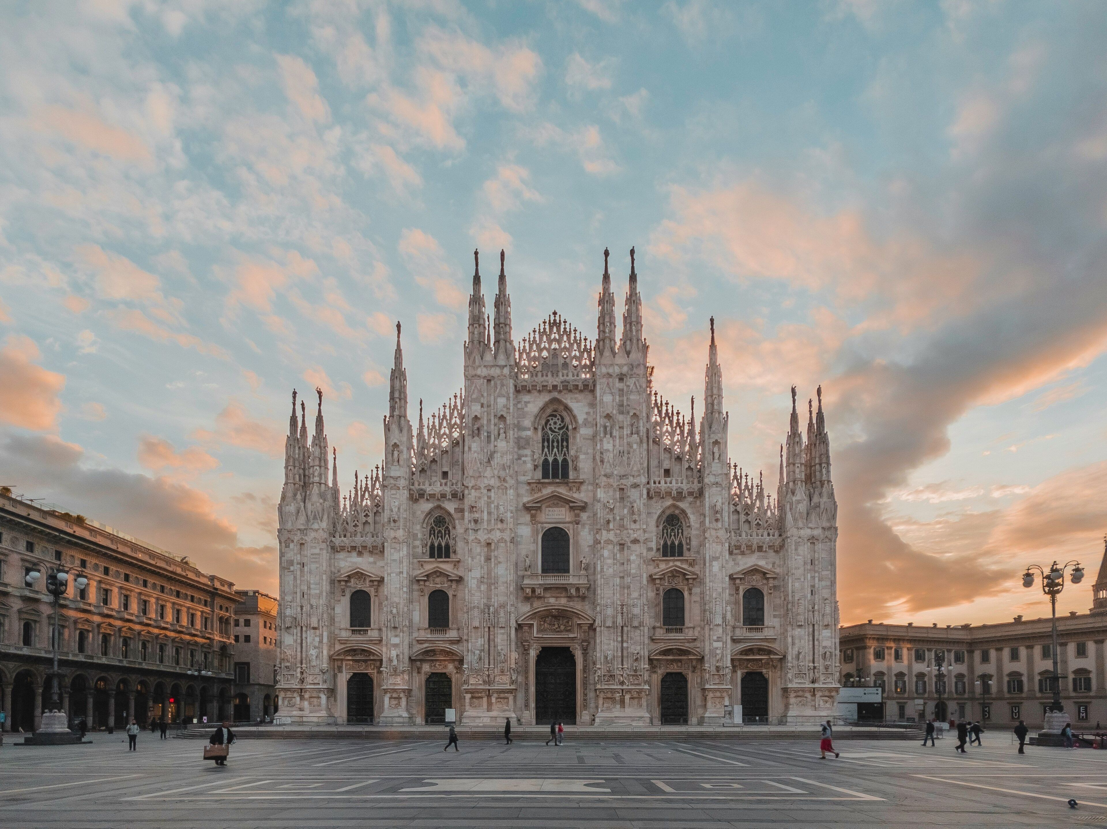Una maestosa cattedrale con architettura gotica elaborata, caratterizzata da numerose guglie e finiture in pietra dettagliate.