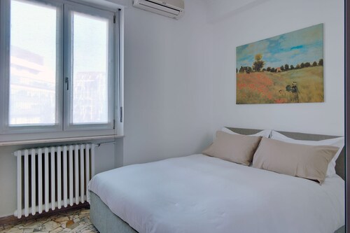 Central Apartment in the Heart of Isola-Garibaldi